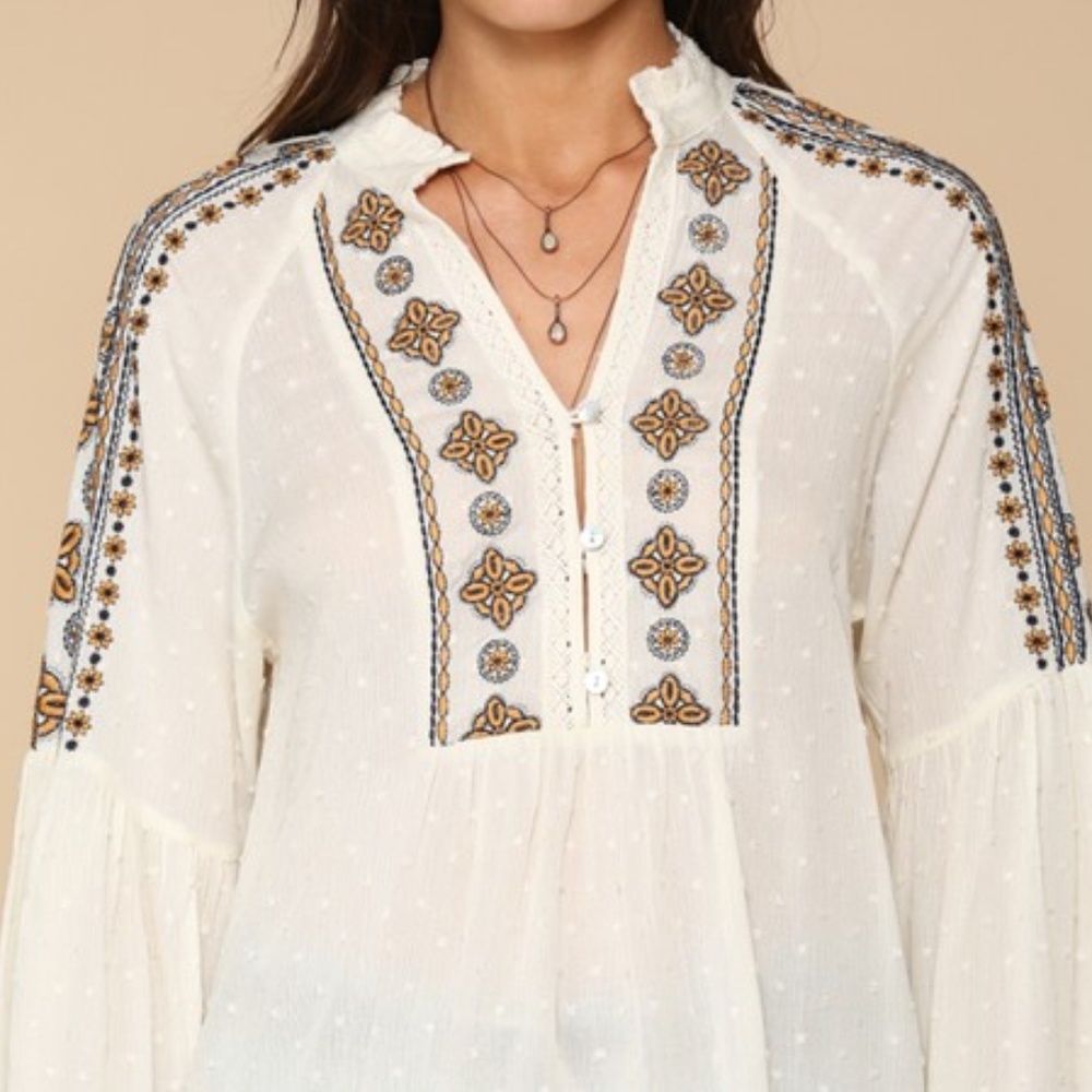 Last 1! NWT Crinkle Dot Embroidered Top - Picture 8 of 8